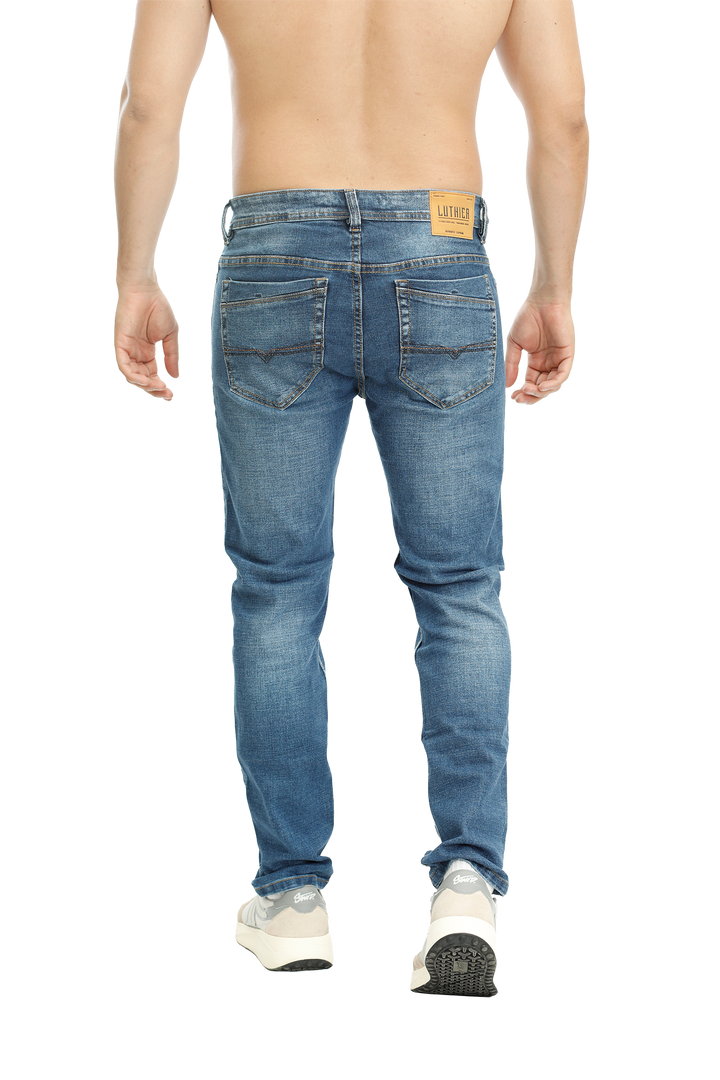 Jeans para hombre bota recta licrado clásico  sin desgaste color azul claro atras