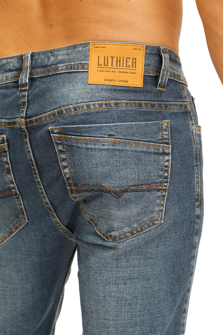 Jeans para hombre bota recta licrado clásico  sin desgaste color azul claro detalle 